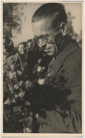 Daumants Vītols ar ziediem rokās 1945.gada 7.oktobrī