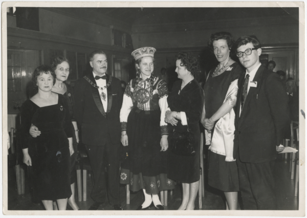 Ceturtā no kreisās tautas tērpā Ērika Šulca (no Līdsas), otrā no labās Marianna Zariņa (Kārļa Zariņa meita), Viktors Grigulis