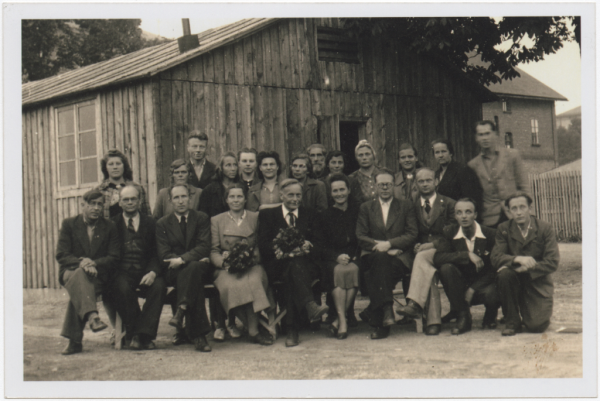 Cilvēku grupa pie koka barakas. 1946.g augusts, Eihštetes dziesmu dienas