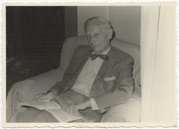 Komponists Ādolfs Ābele uzvalkā ar tauriņu