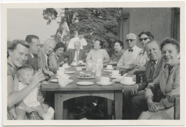 Latvijas sūtniecības Londonā darbinieki un viņu ģimenes locekļi sēžot pie galda Ventvortas golfa klubā (Wentworth Club) netālu no Londonas, 1955.gada 30.augustā