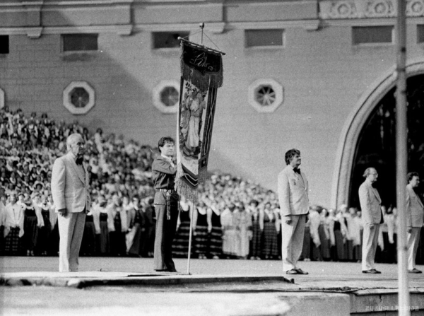 Vispārējie latviešu Dziesmu un Deju svētki 1980. gadā. Dziesmu svētku karogs