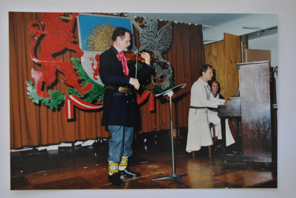 Valsts svētku koncerts Montreālā, 20.gs. 80to vidus (?). Andris Gūtmanis (vijole), Andrejs Vītols (klavieres).