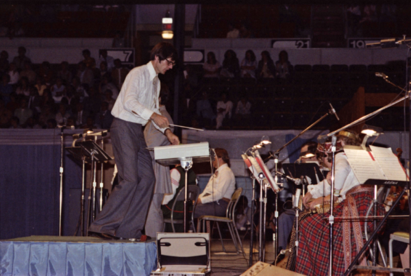 Jaunatnes dziesmu svētki Montreālā 1979. gada septembrī. Tautas deju uzvedums, orķestris un diriģents Andris Gūtmanis.