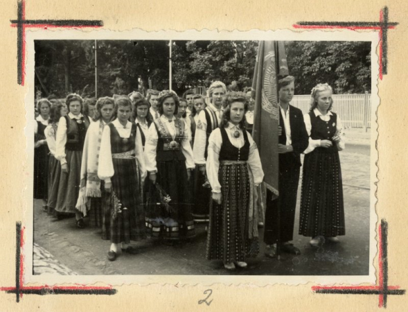 Dziesmu dienas Rīgā 1949. gadā: Rīgas 5. vidusskolas koris svētku gājienā uz Dinamo laukumu