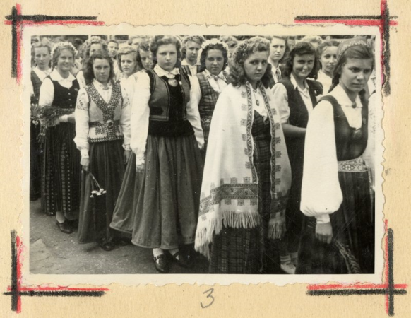 Dziesmu dienas Rīgā 1949. gadā: Rīgas 5. vidusskolas koris svētku gājienā uz Dinamo laukumu