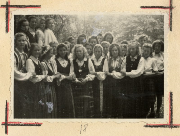 Dziesmu dienas Rīgā 1949. gadā: Rīgas 5. vidusskolas koris laukumā pie Latvijas Nacionālās operas