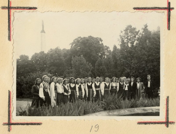 Dziesmu dienas Rīgā 1949. gadā: Rīgas 5. vidusskolas koris laukumā pie Latvijas Nacionālās operas