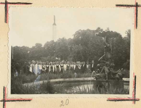 Dziesmu dienas Rīgā 1949. gadā: Rīgas 5. vidusskolas koris laukumā pie strūklakas "Nimfa" (pie Latvijas Nacionālās operas)