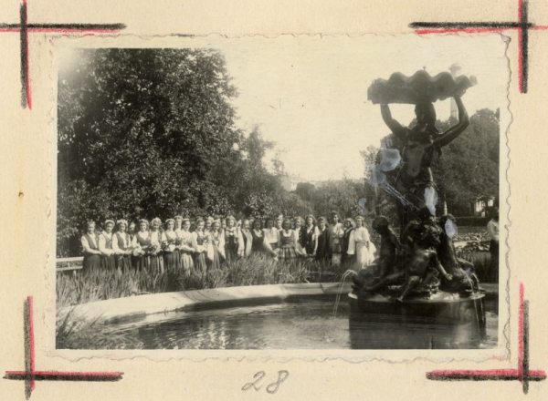Dziesmu dienas Rīgā 1949. gada jūlijā: svētku dalībnieces pie strūklakas "Nimfa" (pie Latvijas Nacionālās operas)