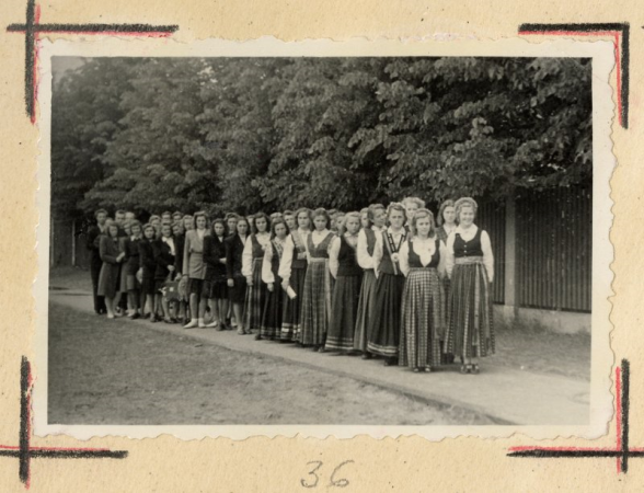 Rīgas 5. vidusskolas koris pie skolas 1949. gada jūlijā