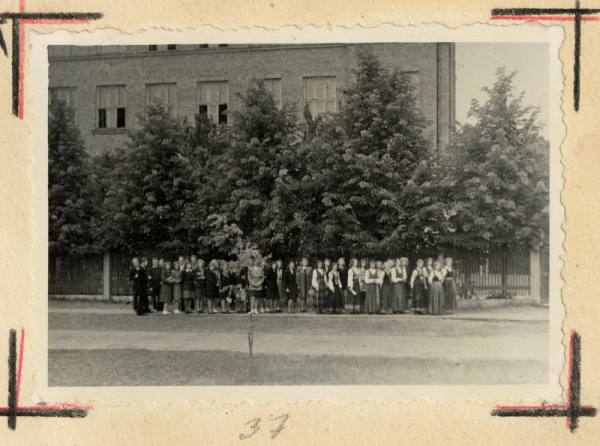 Pie Rīgas 5. vidusskolas 1949. gada jūlijā