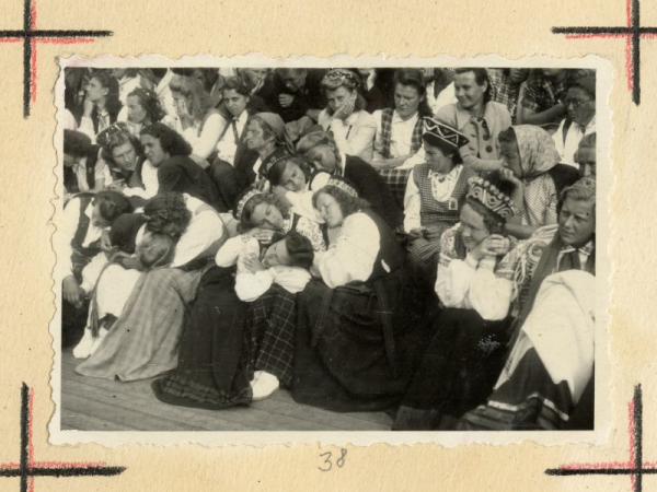 Dziesmu dienas Rīgā 1949. gada jūlijā: nogurušās dziedātājas