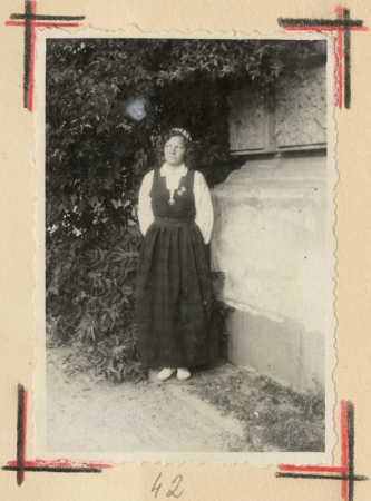 Rīgas 5. vidusskolas kora dalībniece svētku dienā