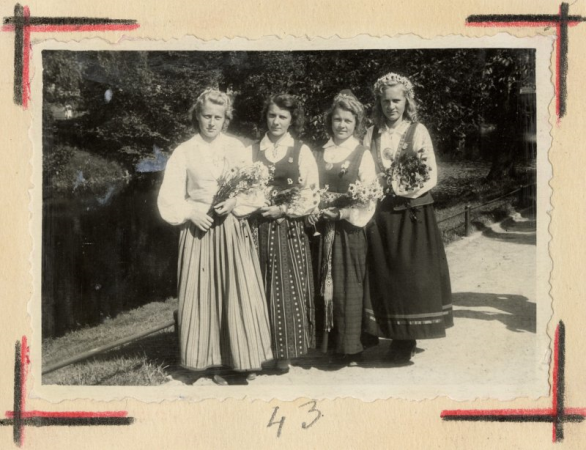 Rīgas 5. vidusskolas kora dalībnieces svētku dienā