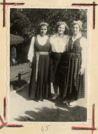 Rīgas 5. vidusskolas kora dalībnieces svētku dienā