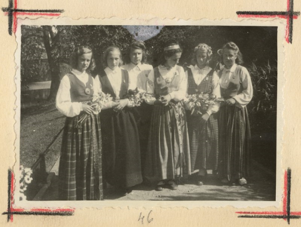 Rīgas 5. vidusskolas kora dalībnieces svētku dienā