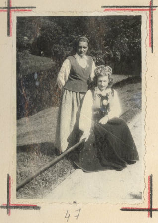 Rīgas 5. vidusskolas kora dalībnieces svētku dienā