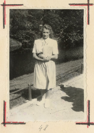 Rīgas 5. vidusskolas kora dalībniece svētku dienā