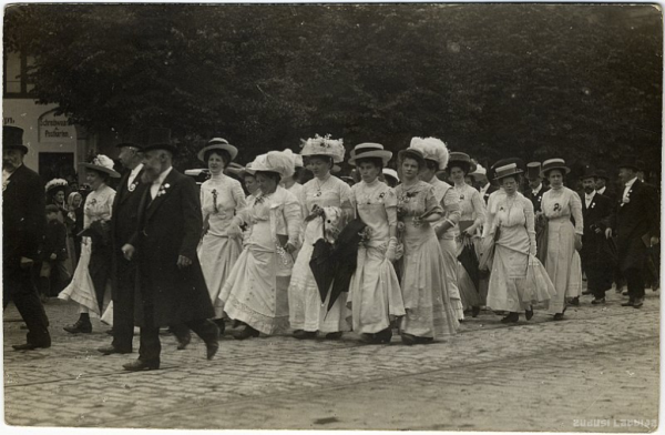 Rīga. V Vispārējo latviešu Dziesmu svētku dalībnieku gājiens