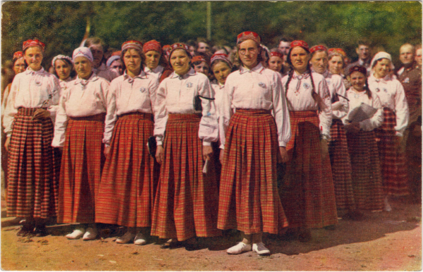 Tautas tērpi IX Dziesmu svētkos. Latgale