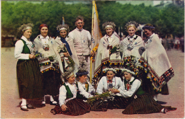 Tautas tērpi IX Dziesmu svētkos. Pērkone