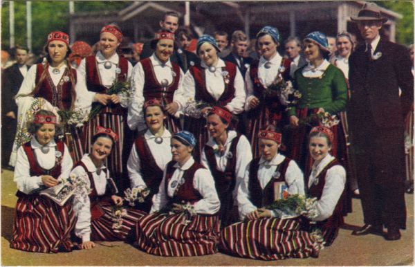 Tautas tērpi IX Dziesmu svētkos. Talsi