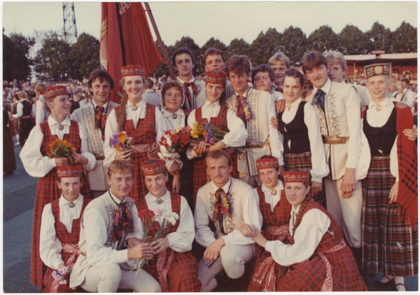 Taisa Aruma un tautas deju ansamblis Katvari