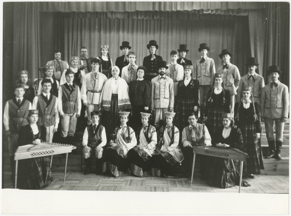 Taisa Aruma un tautas deju ansamblis Katvari