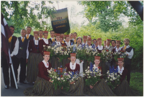 Taisa Aruma un tautas deju ansamblis Katvari