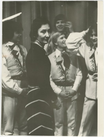 Marga Apsīte un tautas deju ansamblis Sprigulītis