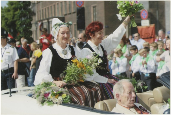 Ingrīda Saulīte un Marga Apsīte dziesmu un deju svētku gājienā