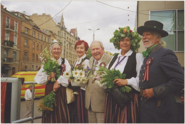 Marga Apsīte pirms dziesmu un deju svētku gājiena
