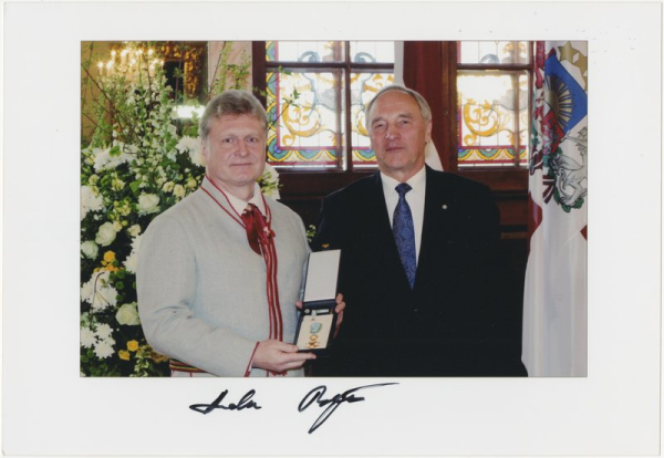 Jānis Ērglis saņemot Triju Zvaigžņu ordeni