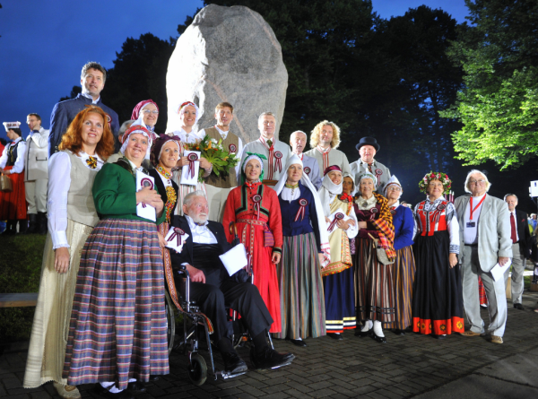 Virsvadītāju kopbilde Dziesmu svētku parkā