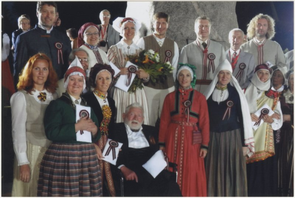 Virsvadītāju kopbilde Dziesmu svētku parkā