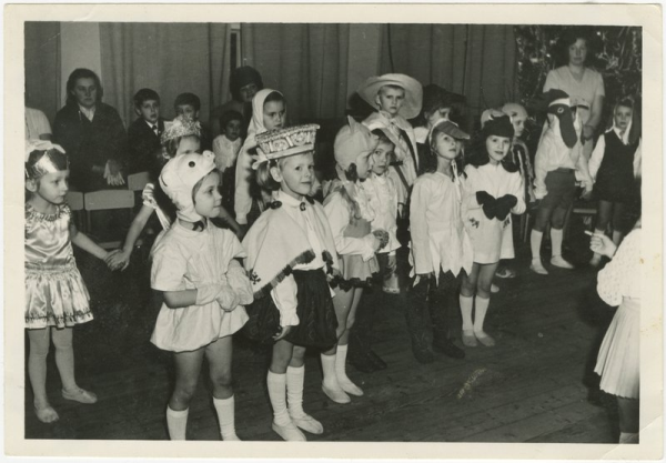 Iluta Mistre bērnībā Nīcas tērpā