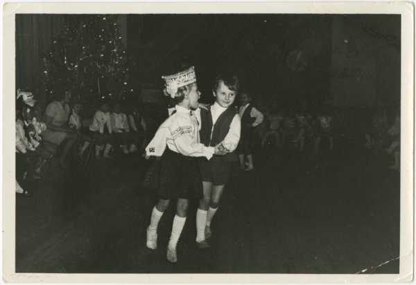 Iluta Mistre bērnībā Nīcas tērpā