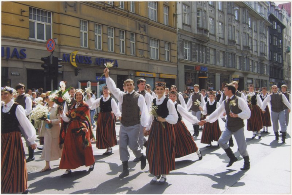 Iluta Mistre un Jauniešu deju kolektīvs "Pūpolītis" svētku gājienā