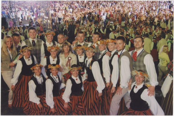 Iluta Mistre un Jauniešu deju kolektīvs "Pūpolītis"