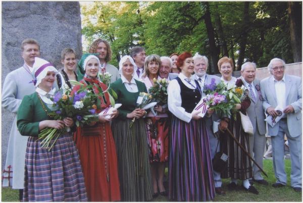 Virsvadītāju kopbilde Dziesmu svētku parkā