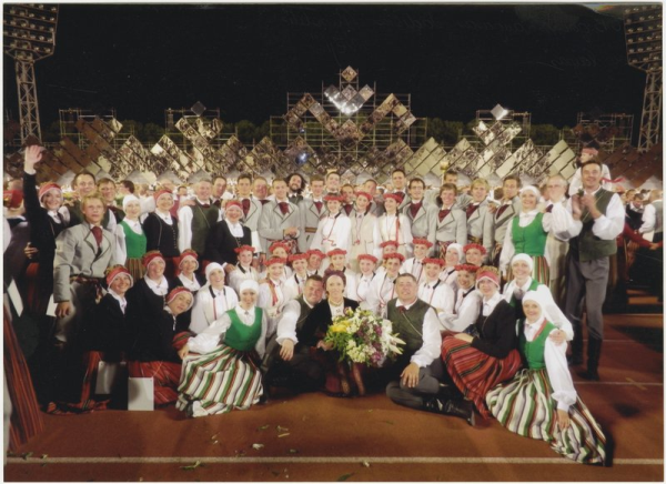 Iluta Mistre, deju kolektīvi "Pūpolītis" un "Vēji" deju lieluzvedumā "Tēvu laipas"