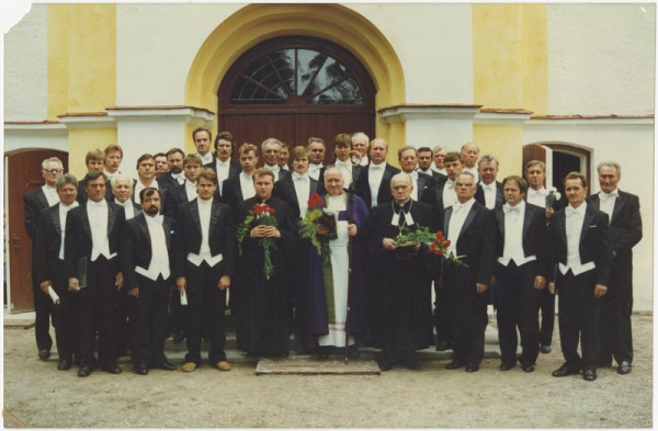 Jēkabs Ozoliņš un Nīcas vīru koris pie Rucavas baznīcas