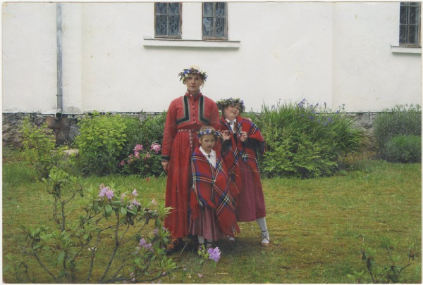 Zanda Mūrniece ar meitām Regīnu un Anitu