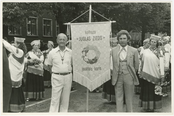 Juris Kļaviņš un kolhoza "Juglas zieds" jauktais koris. No kreisās TV diktors Valdis Čukurs