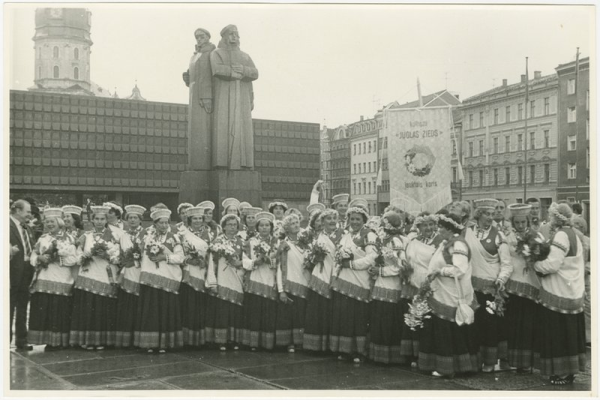 Juris Kļaviņš un kolhoza "Juglas zieds" jauktais koris
