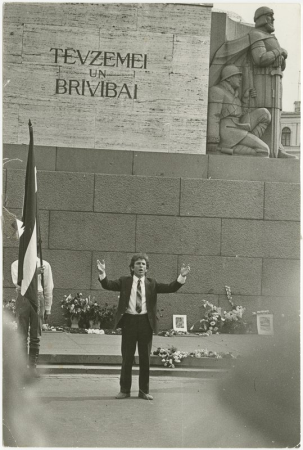 Juris Kļaviņš pie Brīvības pieminekļa