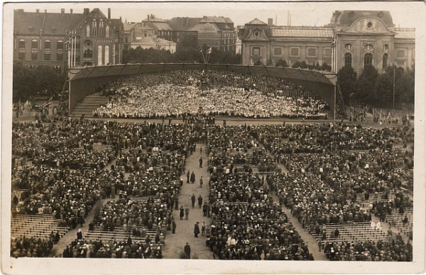 Dziesmu svētki. Rīgā, Esplanādē [attēls]