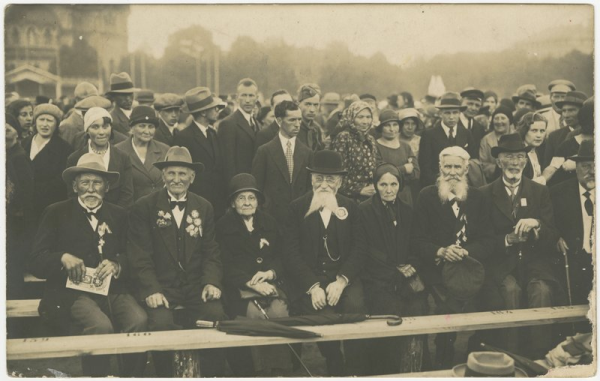 VIII Vispārējie latviešu Dziesmu svētki : skatītāji estrādē Esplanādē [attēls]