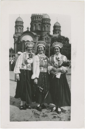 Trīs tautu meitas, IX latviešu Dziesmu svētku dalībnieces